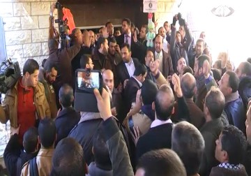 المئات من موظفي الحكومة السابقة يقتحمون مقر مجلس الوزراء في القطاع  - 13 - 1 - 2015 - يوسف أبو كويك