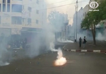 مواجهات بين الشبان والاحتلال وسط الخليل بعد نبأ استشهاد الشاب اسلام عبيدو - 28 - 10 - 2015 - ليال خروبي