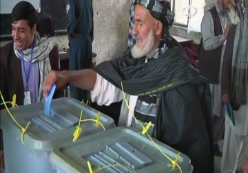 الناخبون الأفغان يواصلون الإدلاء بأصواتهم - 5 - 4 - 2014 - زينب السباعي