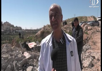 جرافات الاحتلال تهدم عدة منازل وأسوارا استنادية بذريعة عدم الترخيص - زياد أبوغزالة