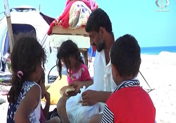 أسرة غزية تتخذ من شاطئ البحر مسكنا لها بعد أن انقطعت بها السبل - رمزي أبو جزر - 10 - 8 - 2016‏