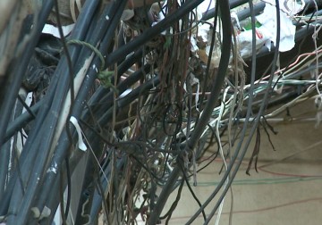 اشتعال الأسلكة الكهربائية في مخيم برج البراجنة دون سقوط ضحايا - مريم الحاج موسى - 31 - 5 - 2016