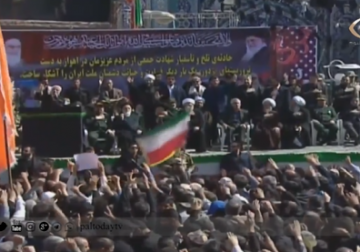 تقرير | الآلاف يشاركون في تشييع شهداء الهجوم الارهابي الذي استهدف عرضا عسكريا في إيران