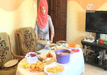 فنانة  تشكيلية من غزة نقلت إبداعها من المرسم  إلى المطبخ – 17 – 6 – 2015 – رمزي أبو جزر