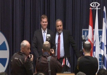 ليبرمان يدعو أعضاء حزبه إلى شراء الآلاف النسخ من صحيفة شارلي إيبدو - 25 - 1 - 2015 - امتثال هنداوي