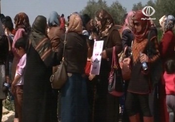 زيارة نسوية لبلدة إذنا في الخليل المحاذية للجدار بمناسبة يوم المرأة – 8 – 3 – 2015 - فداء نصر