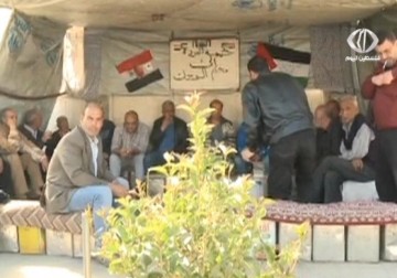 لاجئون فلسطينيون ينصبون خيمة قرب مخيم اليرموك تحت شعار  العودة إلى مخيم اليرموك  - 23 – 4 – 2015 – نورا المشهروي