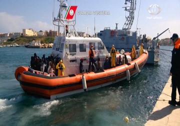 غرق مركب يضم اكثر من 700 مهاجر غير شرعي قبالة جزيرة لامبيدوزا الايطالية – 19 – 4 – 2015 – جلال قبطان