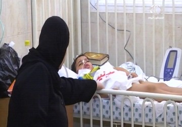 عائلة الطفل عيسى تناشد المسؤولين للتكفل بعلاج طفلهم الذي تعرض لحادث سير في قطاع غزة - 19 - 5 - 2015 - يوسف أبو كويك