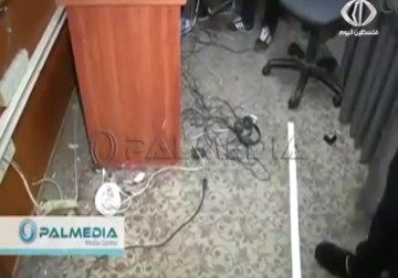 قوات الاحتلال تقتحم مقر إذاعة الخليل وتسلم الادارة قرار بإغلقها 6 أشهر – 21 – 11 – 2015 – فاطمة عبدالجواد