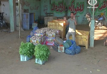 تجار الخضار والفاكهة يرفضون قرار البلدية بنقلهم من السوق المركزي وسط غزة – 05 – 09 – 2015 – أكرم دلول