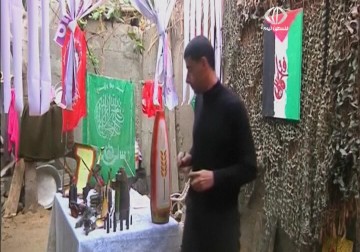 فنان فلسطيني يستخم شظايا القذائف والصواريخ كمواد  لأعماله الفنية – 5 – 2 – 2014 – عبد الرحمن عبد الحليم