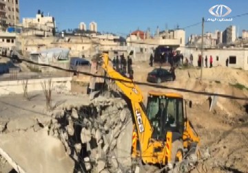 جرافات الاحتلال تهدم منزلين في قرية العيساوية شرق القدس – 20 – 1 – 2015 – زياد أبو غزالة