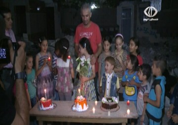 هلا العثامنة تضيئ شمعة ميلادها التاسعة فوق أنقاد منزلها في قطاع غزة - 24 - 6 - 2015 - هادي خزعل