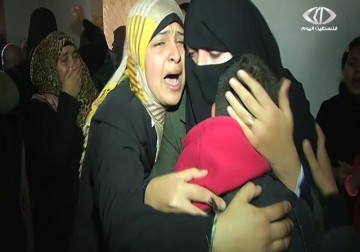 وسط اجواء غاضبة ومطالبات بالثأر الفلسطينيون يشيعون الشهيد سحويل – 26 – 12 – 2014 – أكرم دلول 