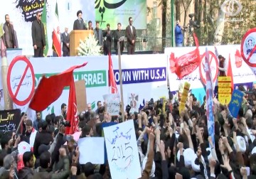 متظاهرون إيرانيون يرفعون شعارات داعمة لانتفاضة فلسطين في طهران - 4 - 11 - 2015 - محمد سليمان