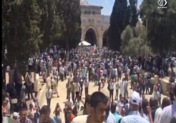 100  الف فلسطيني استطاعوا تجاوز عراقيل الاحتلال وأدوا صلاة الجمعة في المسجد الأقصى -  10 - 6 - 2016