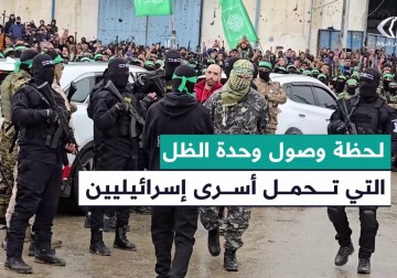 وحدة الظل لحظات تسلم أسيرين إسرائيليين إلى الصليب الأحمر في مدينة رفح جنوب غزة.