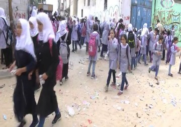 معاناة طلبة مدارس الاونروا بحي الزيتون تتفاقم مع تباطئ إنهاء مشروع تطوير شارع 