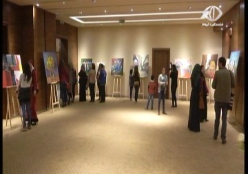 معرضا فنيا بعنوان سلام وأمل  في متحف محمود درويش برام الله – 29 – 4 – 2015 - جيهان عوض