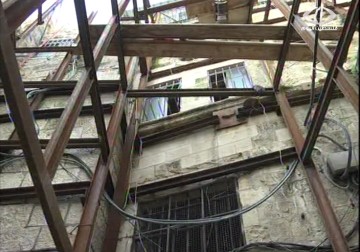 حي القرمي...منازل مهددة بالانهيار فوق رؤوس قاطنيها نتيجة حفريات الاحتلال  - 23 - 1 - 2015 - أحمد البديري