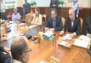 جرافات الاحتلال تهدم مسجدا في طور البناء في قرية وادي النعم في النقب – 12 – 5 – 2015 – أماني عثمان