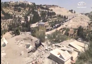 سلطات الاحتلال تهدم ثلاثة قبور وتمنع إكمال بناء قبرين في مقبرة باب الرحمة - احمد جرادات - 19 - 7 - 2016