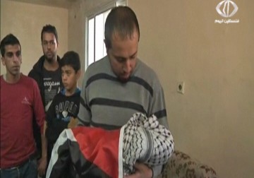 أهلي بيت فحار يشيعون جثمان الشهيد الرضيع رمضان ثوابتة – 01 – 11 – 2015 – لبيبة شريفة