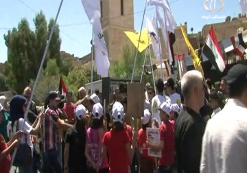 عشرات اللاجئيين الفلسطينين يعتصمون أمام مدخل مخيم اليرموك تنديدا بحرق الطفل دوابشة – 7 – 8 – 2015 - رنا البجيرمي