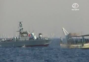 الاحتلال يعتقل 5 صياديين ويصادر مراكبهم في عرض بحر قطاع غزة - 3 - 6 - 2015 - رمزي أبو جزر