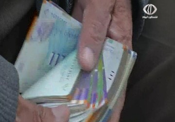 الحكومة الفلسطينية تجدد رفضها استقبال حوالة عائدات الضرائب من الاحتلال لاقتطاع ثلثها – 7 – 4 – 2015 – محمد المدهون