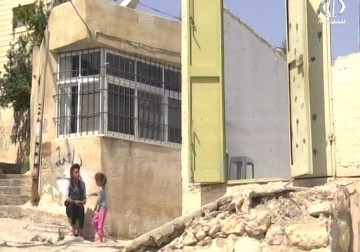 المقدسية سهير ابو رميلة تهدم بقالتها بيدها بعد اخطار بلدية الاحتلال بهدمها - أحمد جرادات - 28 - 9 - 2016