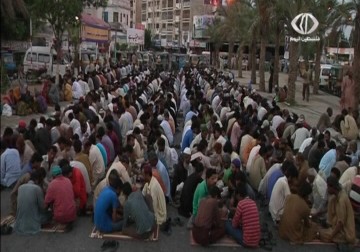 جمعيات خيرية تقيم موائد إفطار مجانية في كراتشي – 5 – 7 – 2015 – أماني عثمان