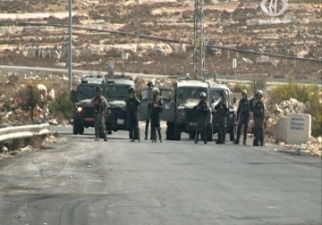 قوات الاحتلال تقمع مسيرة لنقابة المحامين بمحافظة رام الله والبيرة وتطلق قنابل الغاز والصوت تجاههم - 12 - 10 - 2015 - رغدة عتمة