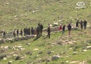 نشطاء يزرعون أرض خاصة بعائلة بريجية بمحاذاة مستوطنة نوكديم شرق بيت لحم - 30 - 1 - 2015 - فداء نصر