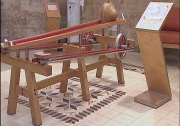 طلاب في جمعية الخنساء النسائية يخترعون حزام أمان للسيارات يعمل على الذبذبات - 29 - 4 - 2015 - محمود فارس