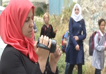 شبان متطوعون في مدينة الخليل يوثقون إعتداءات قوات الاحتلال - 3 - 5 - 2016