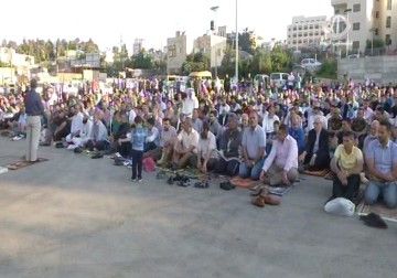 كبار وصغار يؤدون صلاة العيد في ساحة بلدية البيرة – 17 – 7 – 2015 - أمون الشيخ