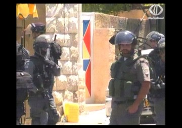 مواجهات مع الاحتلال رفضا لإغلاق مشارف حي الطورشرق القدس بمكعبات إسمنتية - 29 - 4 - 2015 - هادي خزعل