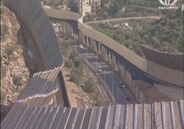 الاحتلال يعلن تجميد بناء جدار الفصل العنصري في قرية بتير جنوبي مدينة القدس المحتلة - 5 - 1 - 2015 - لبيبة شريفة