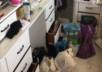 قوات الاحتلال تغلق محال تجارية لوالد الشهيد مصباح ابو صبيح - أحمد جرادات - 11 - 10 - 2016