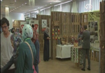 الفلسطيني آزاد شمس يبدع في تحويل المنصات الخشبية المستعملة إلى قطع أثاث - 4 - 6 - 2015 - نورا المشهراوي