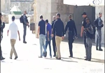 مستوطنون وعدد من 