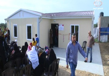 وزارة  الأشغال توزع عددا من الكرافانات على متضرري العدوان الأخير على غزة - 26 - 11 - 2015 - رمزي البيروتي