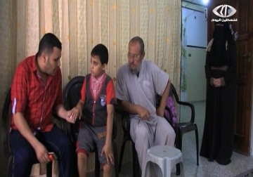 الطفل مصطفى كلاب يعاني اصابات ومضاعفات صحية منذ عامين جراء قصف الاحتلال - علاء سلامة - 3 - 11 - 2016