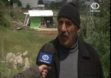 الاحتلال يرغم عائلة الجعبري القاطنة بجانب مستوطنة كريات أربع بالخليل على دفع ضريبة الأرنونا - 15 - 4 - 2015 - فداء نصر