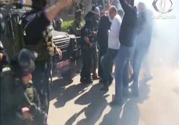 محكمة عوفر تعزل الصحفي الأسير محمد القيق في سجن 