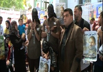 إصابة 24 أسيرا بالاختناق إثر اقتحام وحدات القمع 3 أقسام في معتقل ريمون - 4 - 4 - 2015 - زياد أبو غزالة