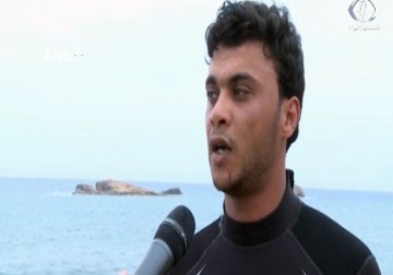 غطاس ليبي يجمع القطع الأثرية ويعيدها الى هيئة الأثار في مدينة بنغازي