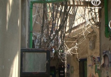 إصابة الشاب أحمد كساب بصعقة كهربائية داخل مخيم برج البراجنة جنوبي لبنان - 5 - 8 - 2015 - هادي خزعل